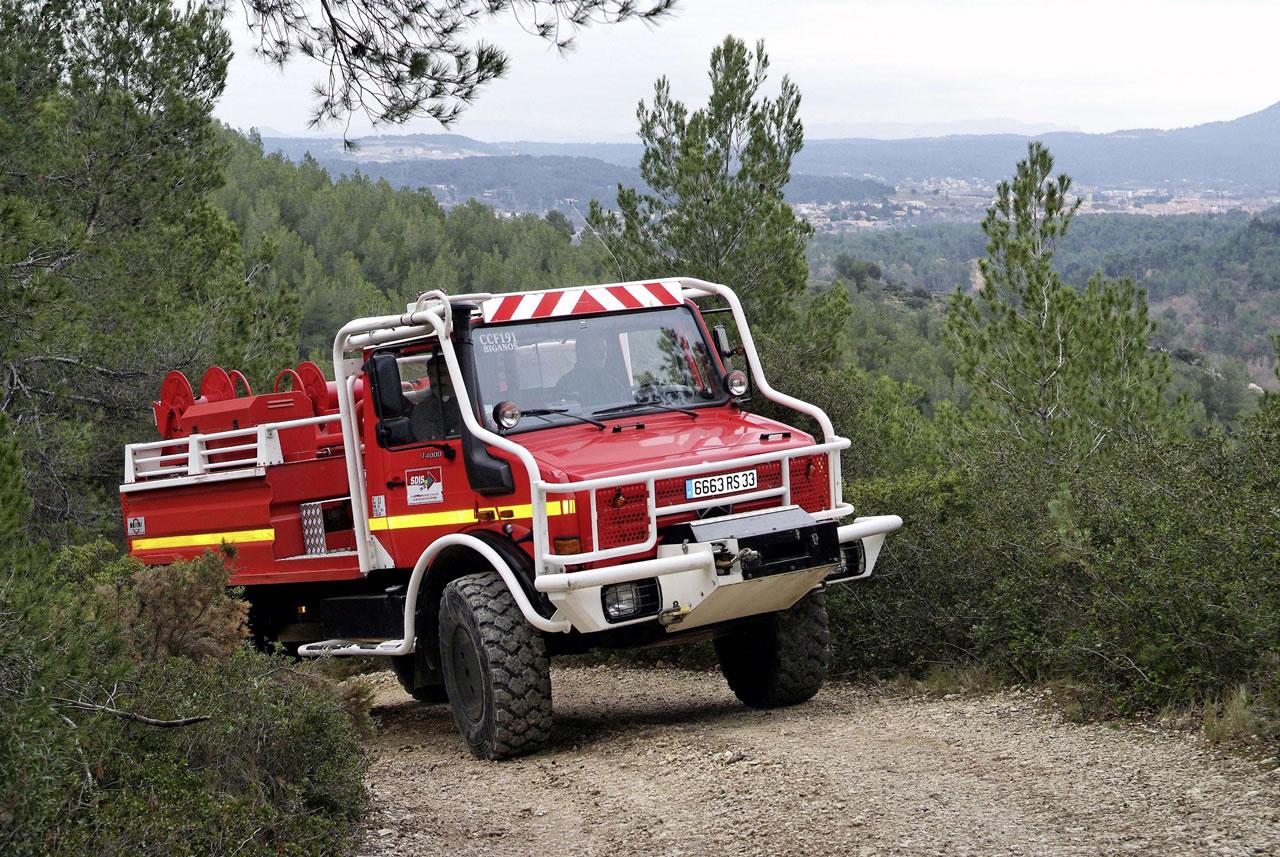 обои Mercedes-Benz Unimog пожарный в лесу фото