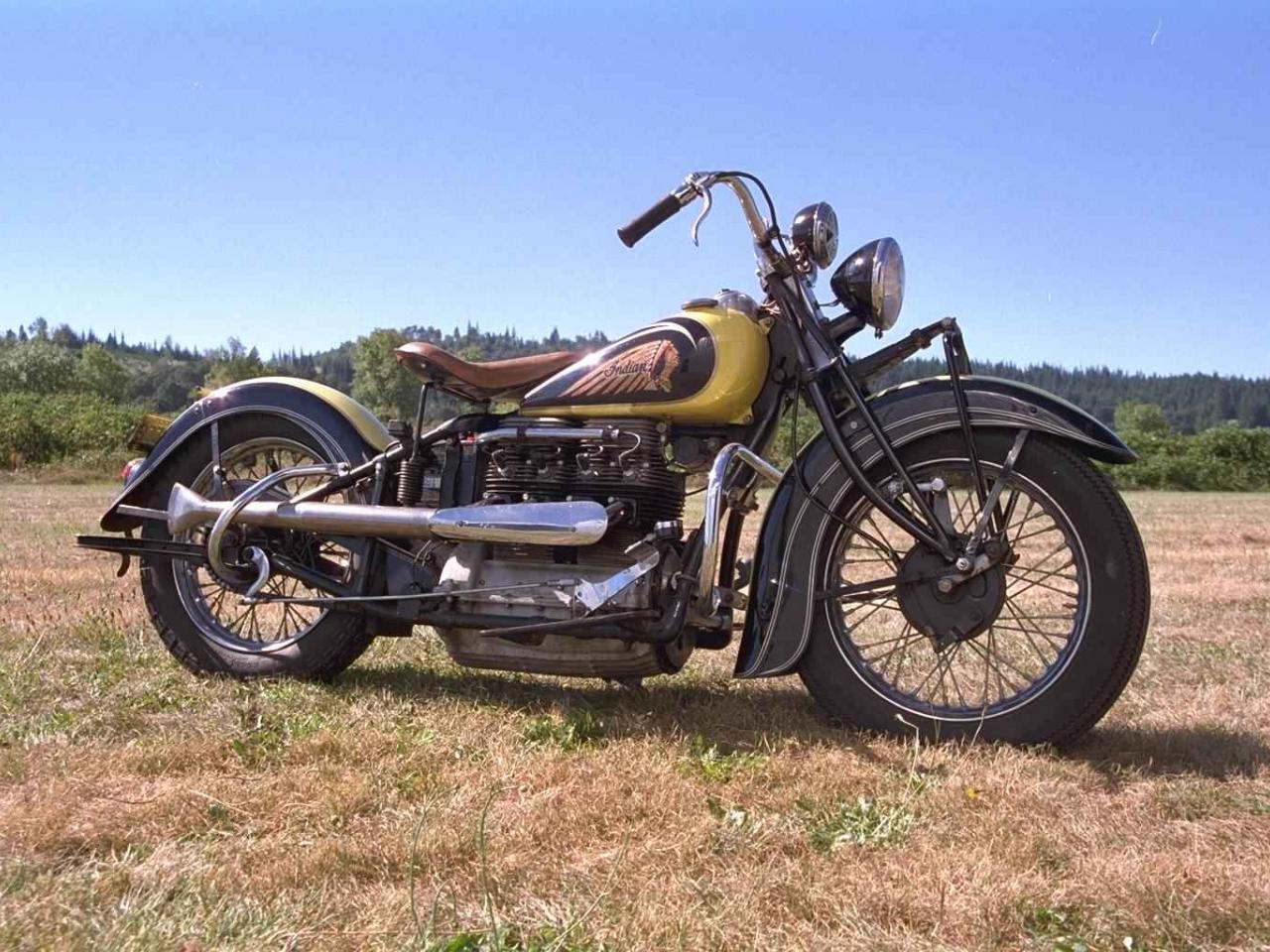 обои Мотоцикл на поле фото