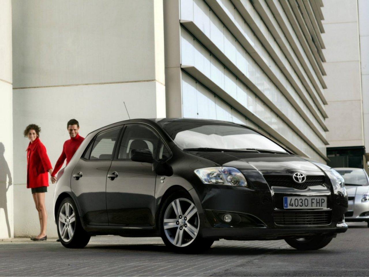 обои Toyota Auris чёрного цвета фото