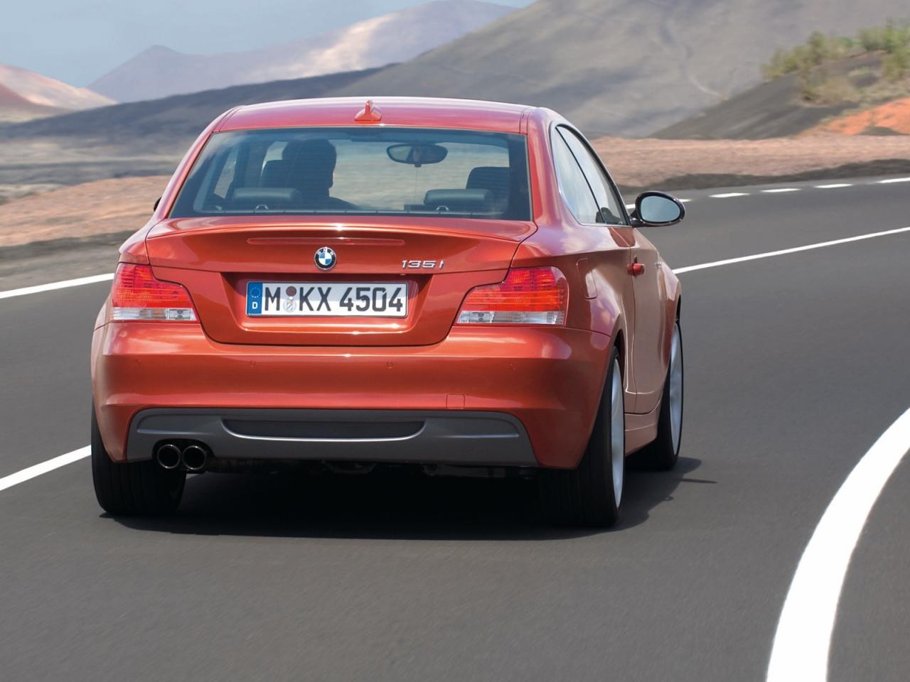 обои Bmw 135i coupe rear highway фото