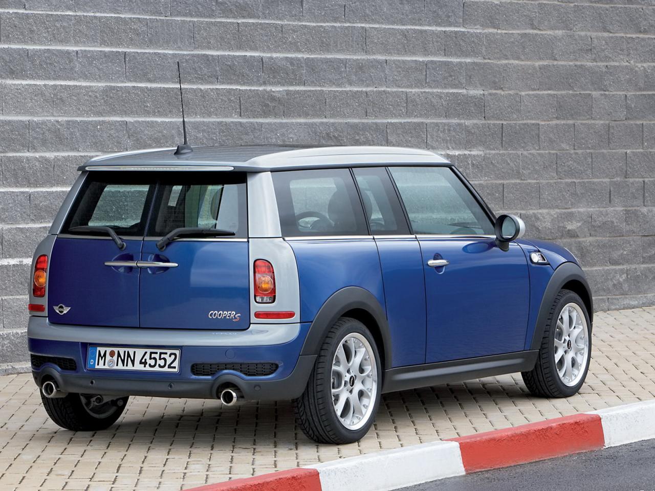 обои Mini Cooper Clubman вид авто на трекке с другого ракурса фото