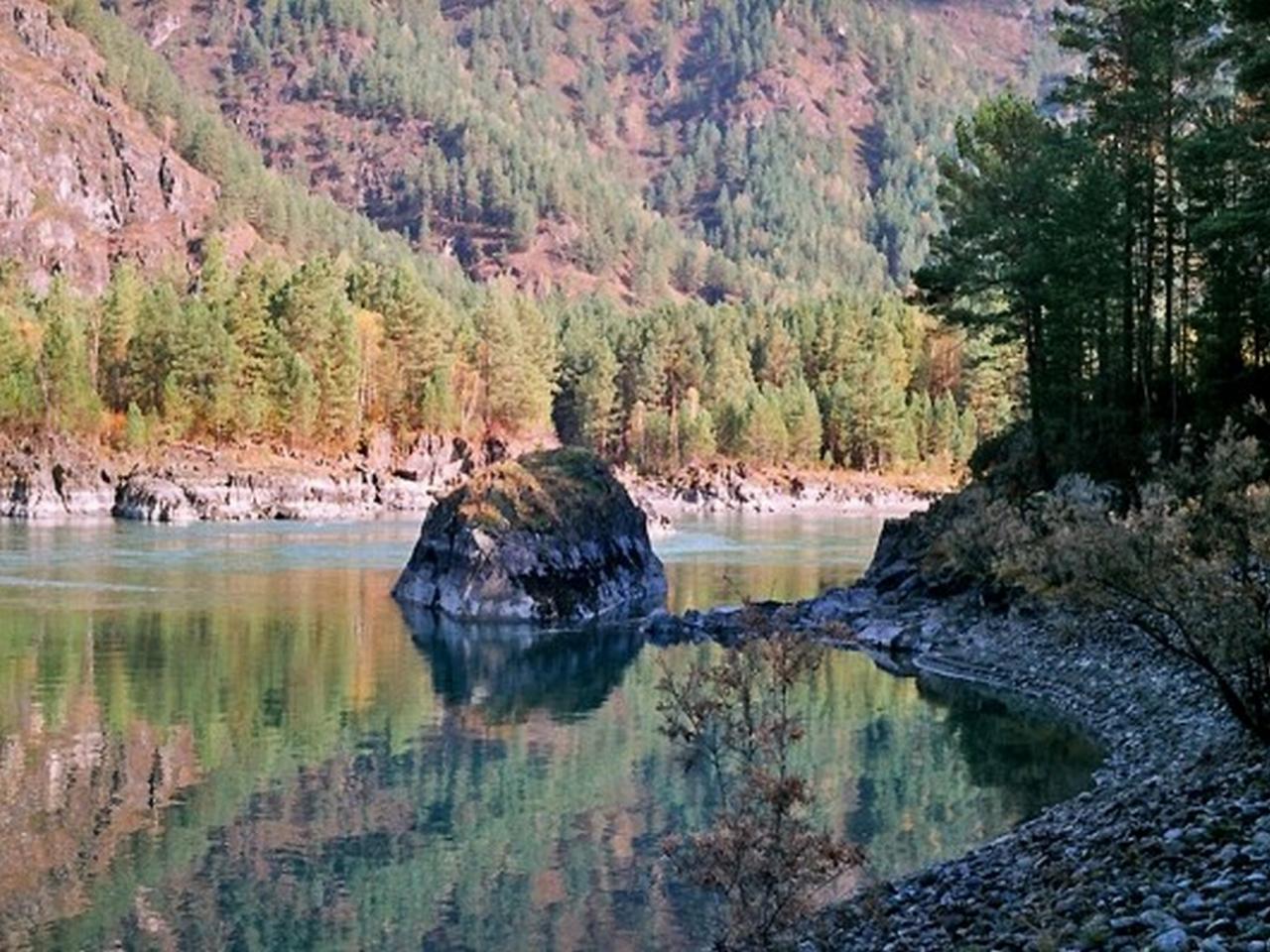 обои Камень по среди озера фото