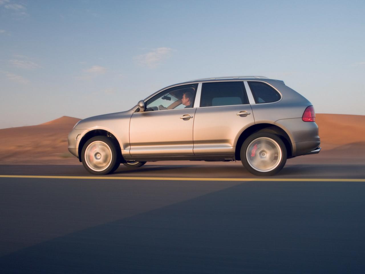 обои Porsche Cayenne Turbo S Side Speed фото