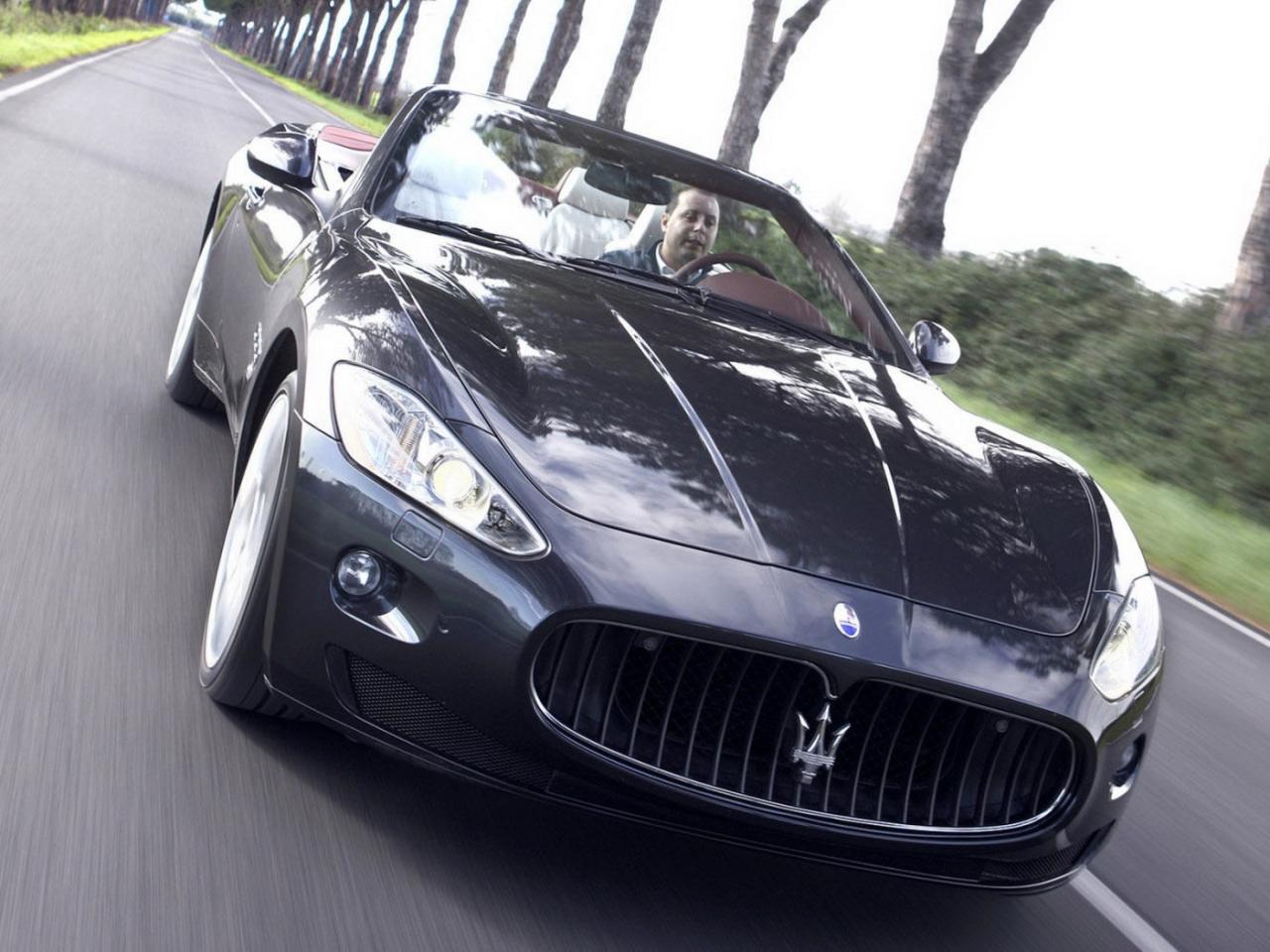 обои Maserati GranCabrio motion in distance фото