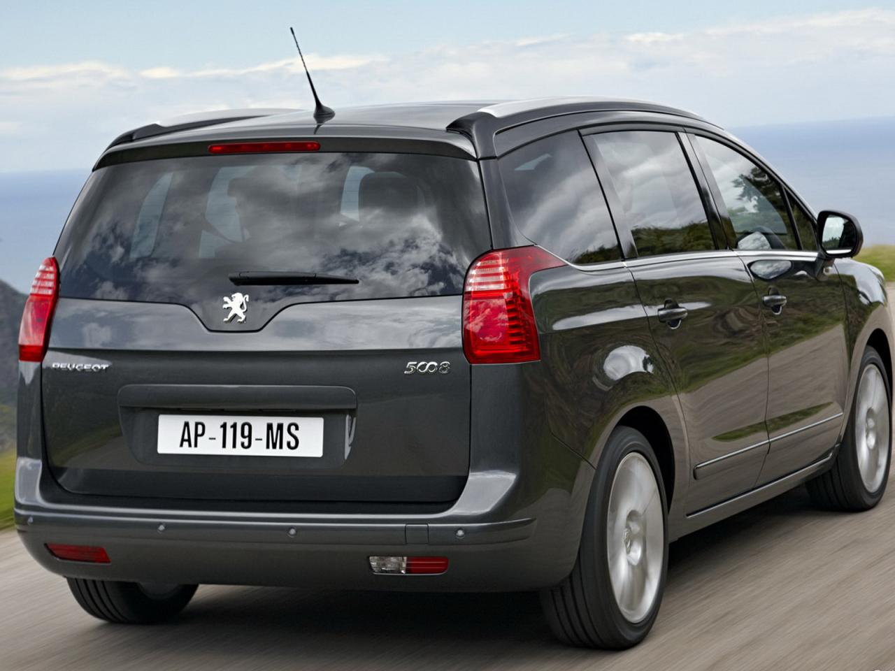 обои Peugeot 5008 вид авто сзади фото