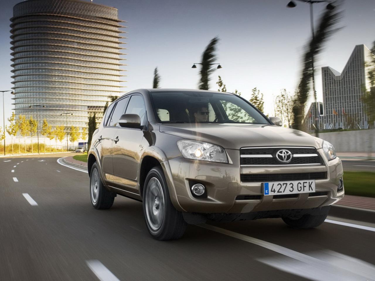 обои Toyota RAV4 вид авто под углом фото