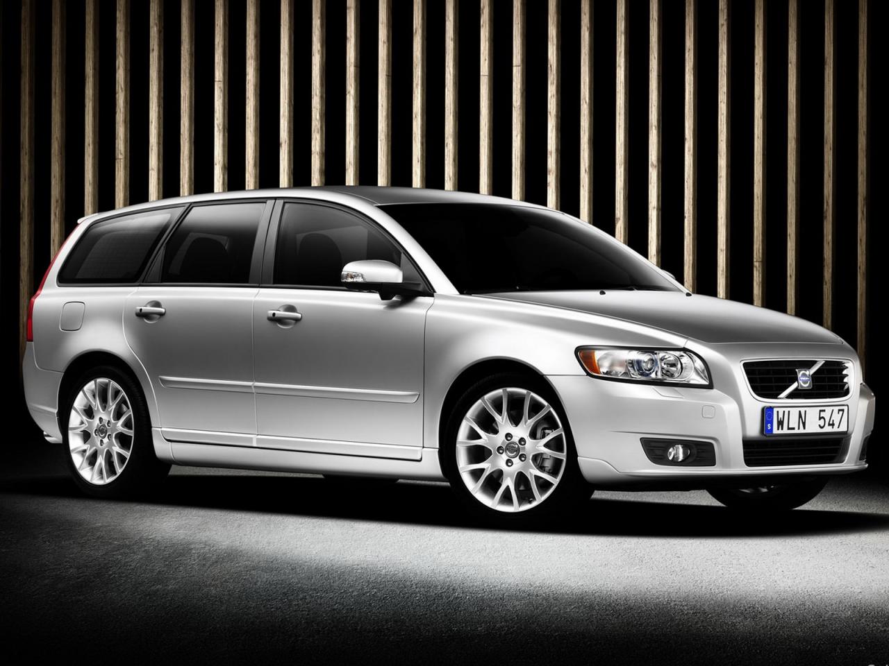 обои Volvo V50 вид авто в салоне фото