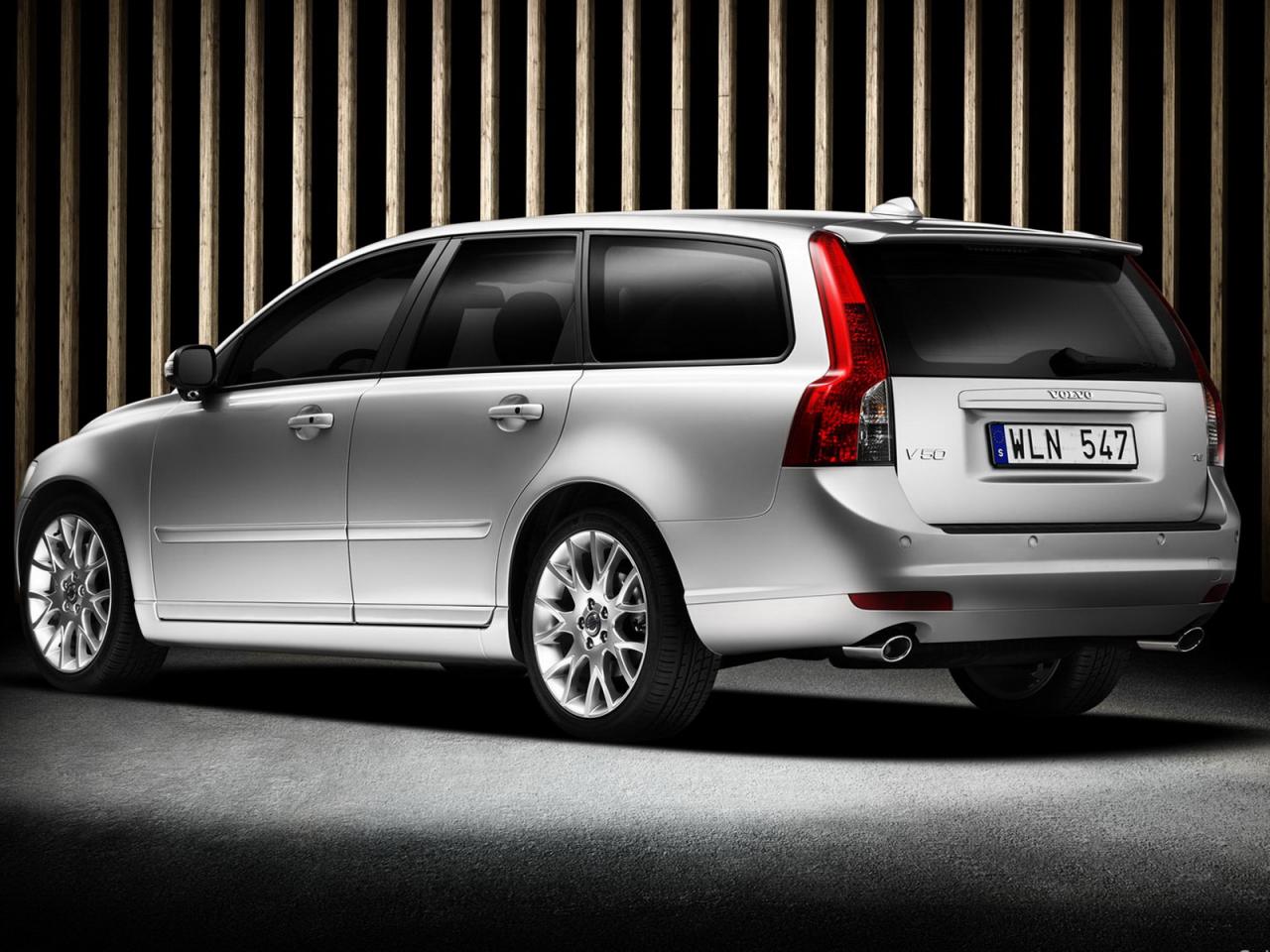 обои Volvo V50 вид авто в салоне с другого угла обзора фото