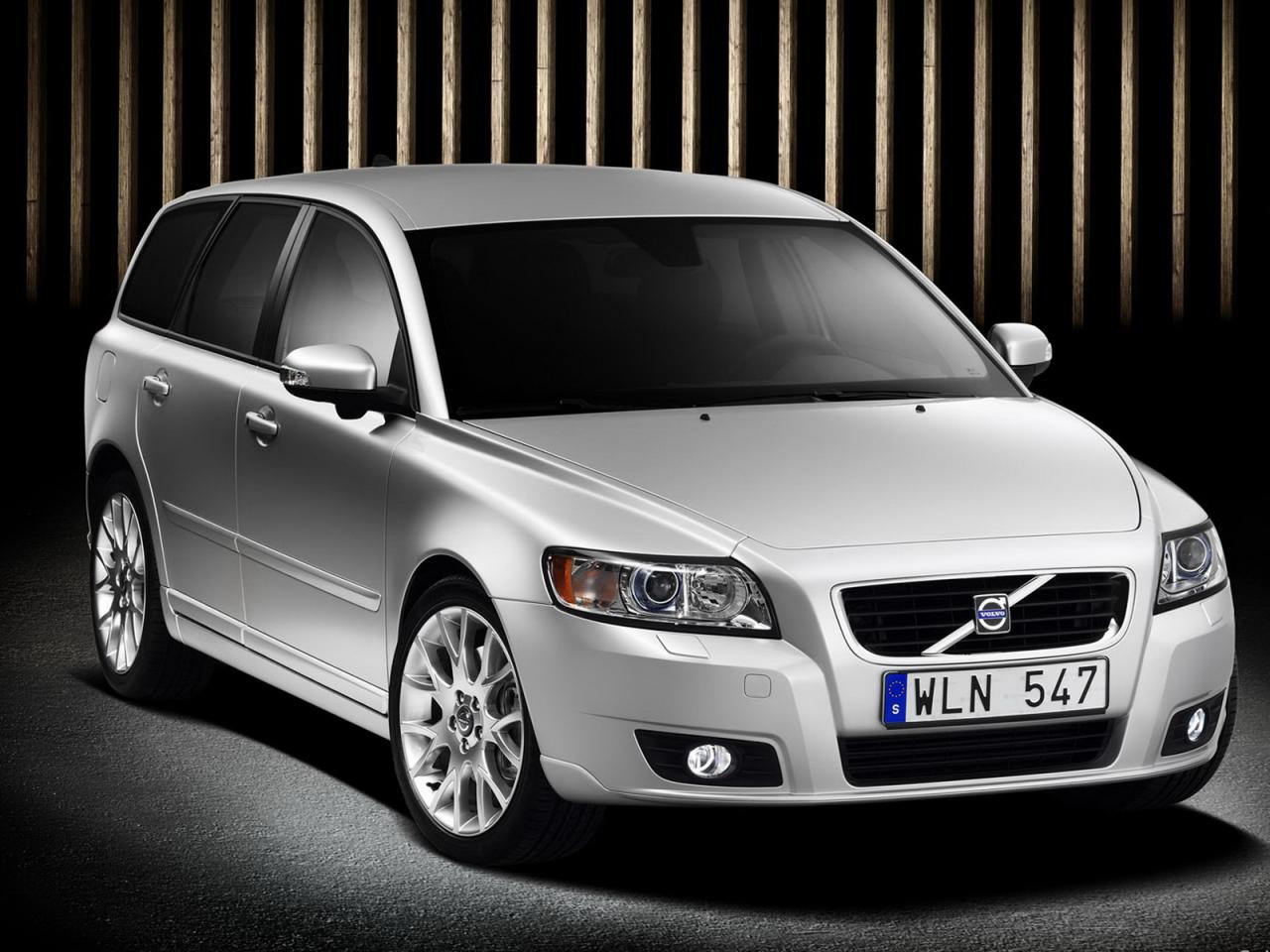 обои Volvo V50 вид авто спереди с другого угла обзора фото