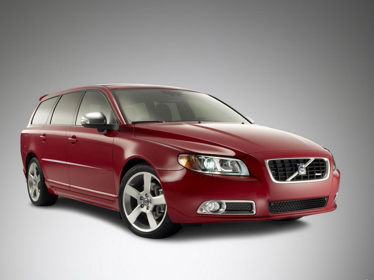 обои Volvo V70 R вид авто под углом к объективу фото