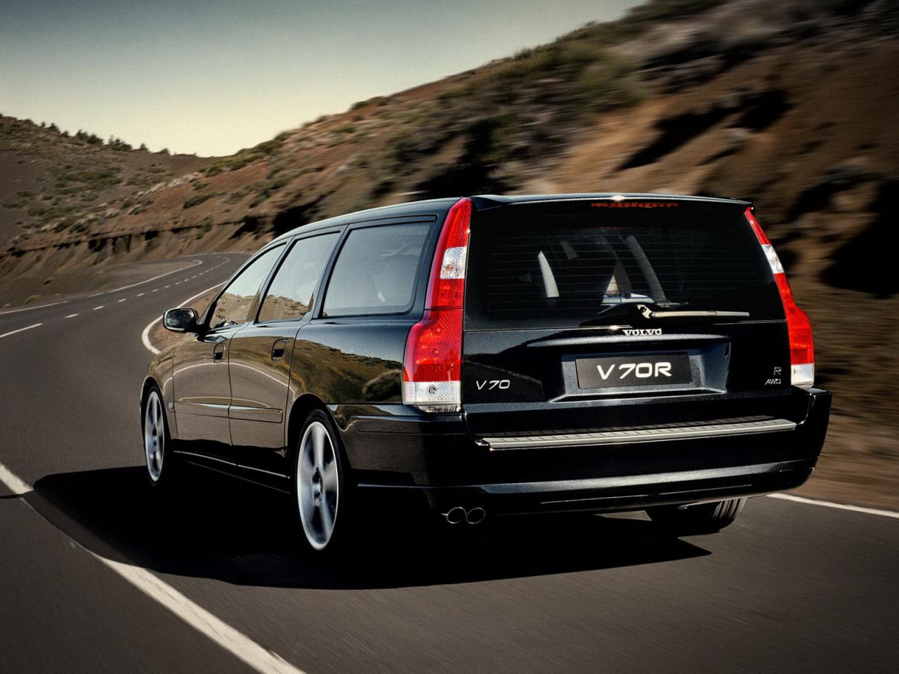 обои Volvo V70R вид авто сзади с другого угла обзора фото