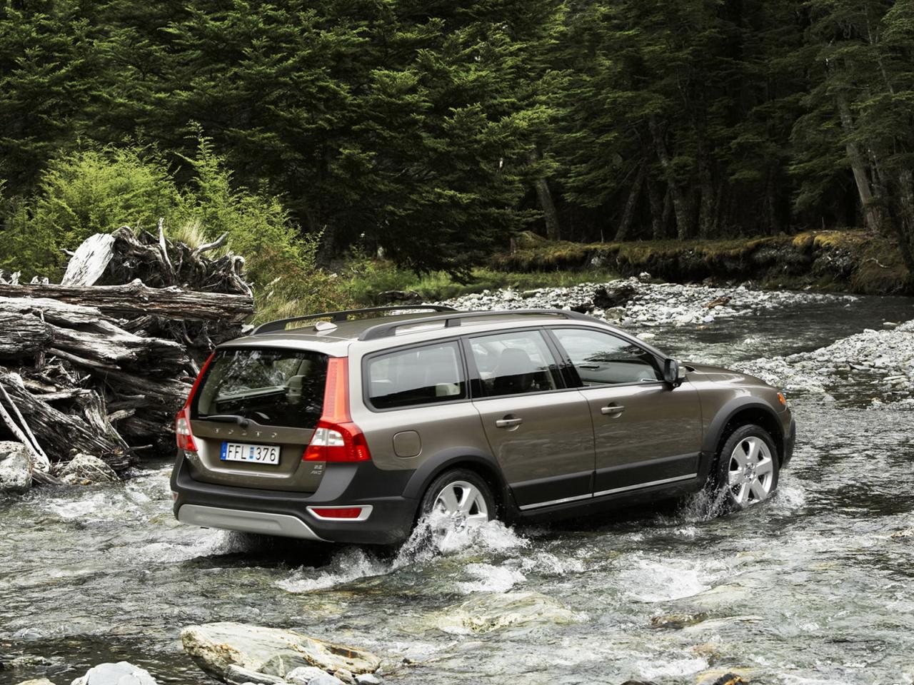 обои Volvo XC70 вид авто со стороны объектива под углом фото