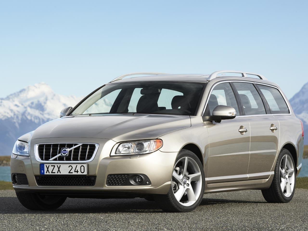 обои Volvo V70 на фоне гор фото