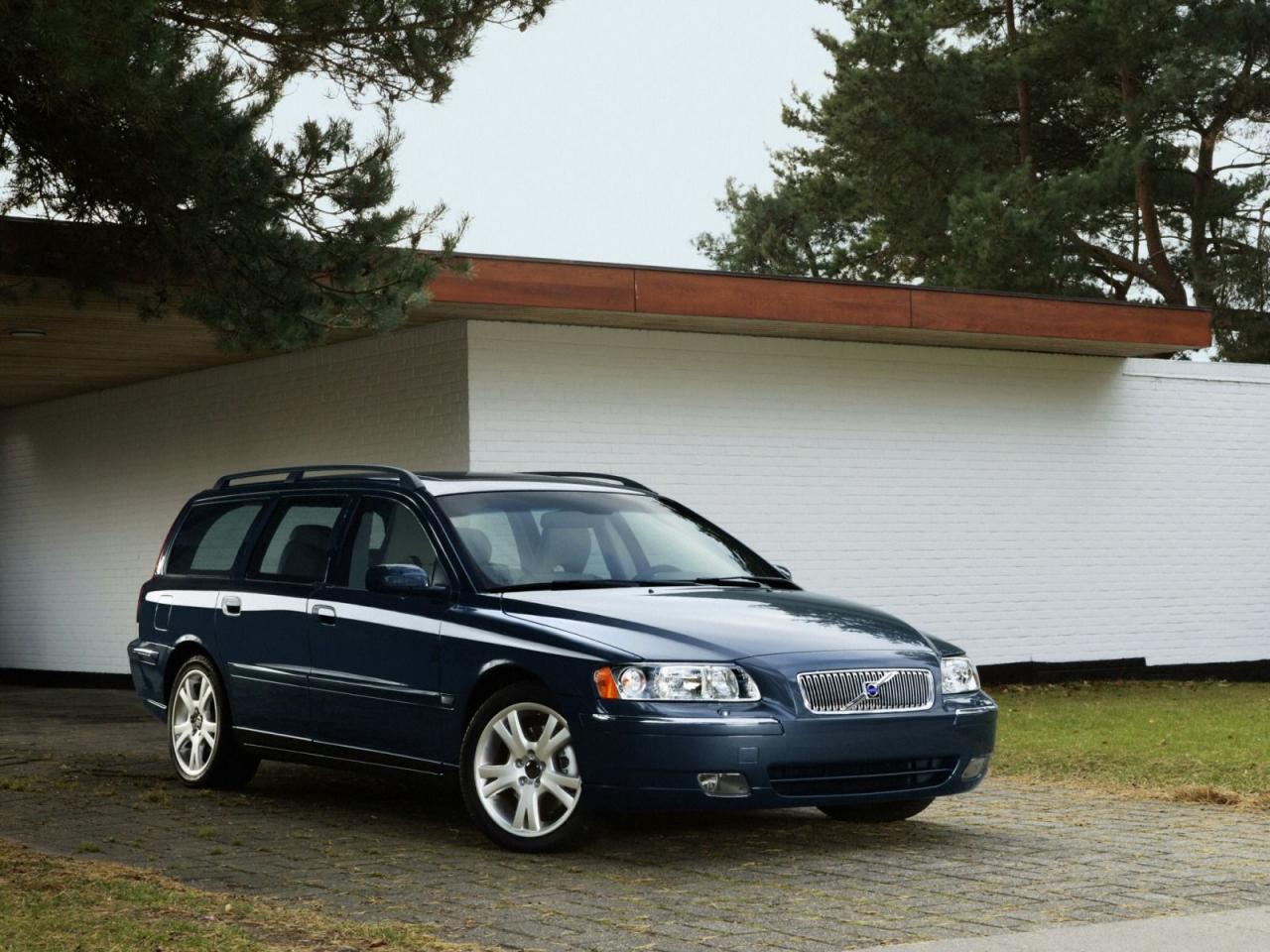 обои Volvo V70 возле дома вид спереди фото