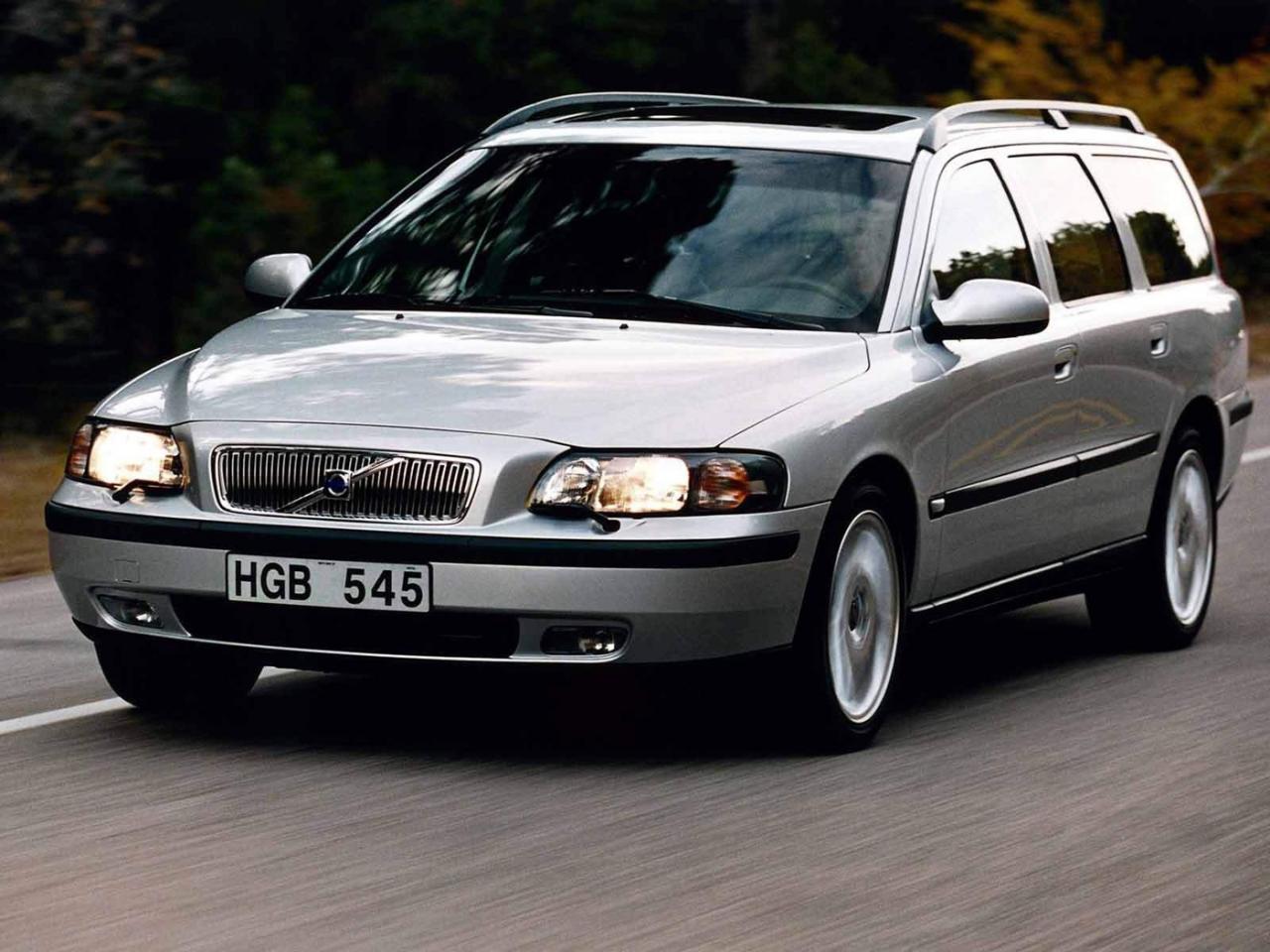 обои Volvo V70 вид спереди в движении фото