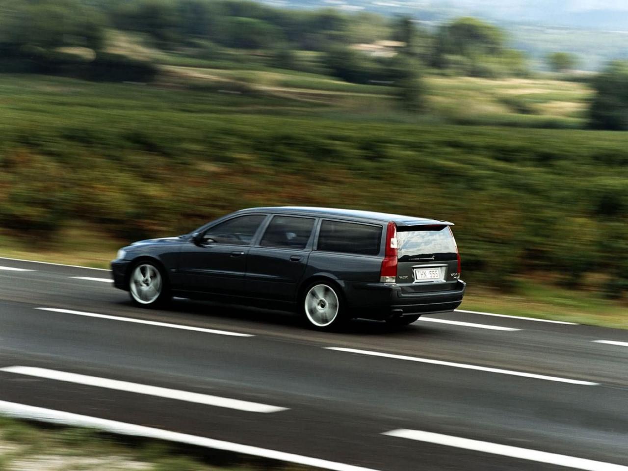 обои Volvo V70 на трассе фото