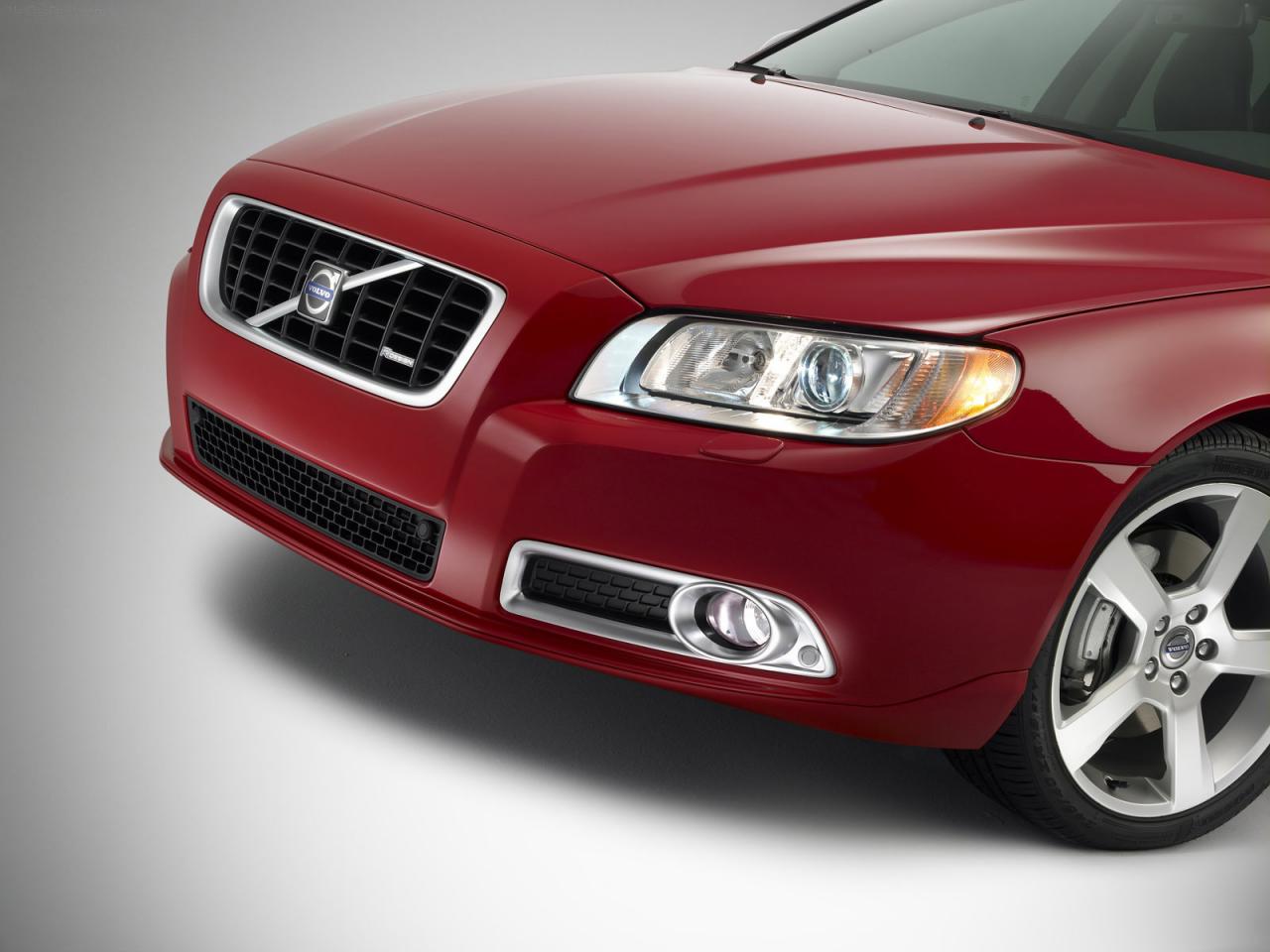 обои Volvo V70 крупный план вид спереди фото