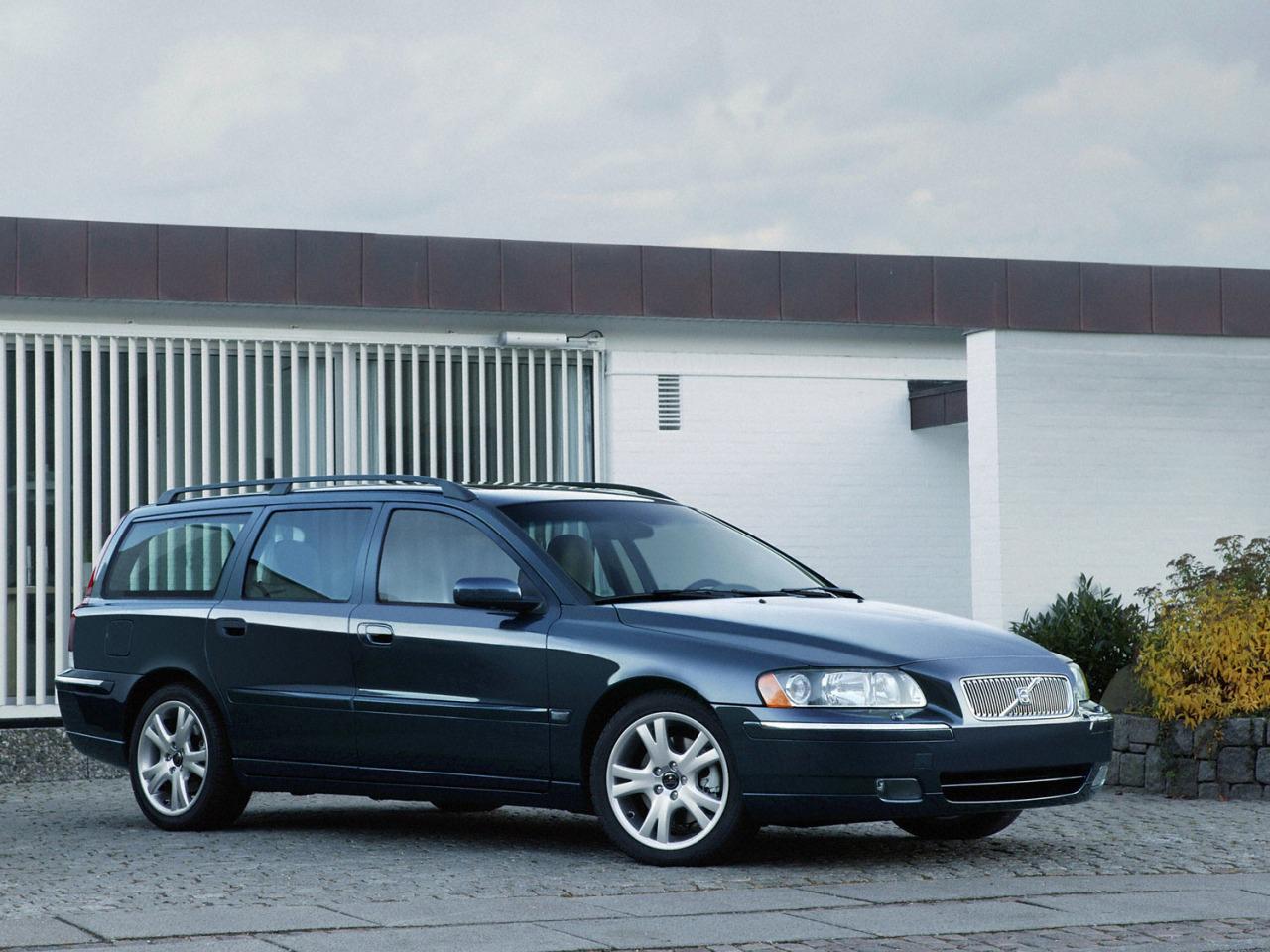 обои Volvo V70 возле дома фото