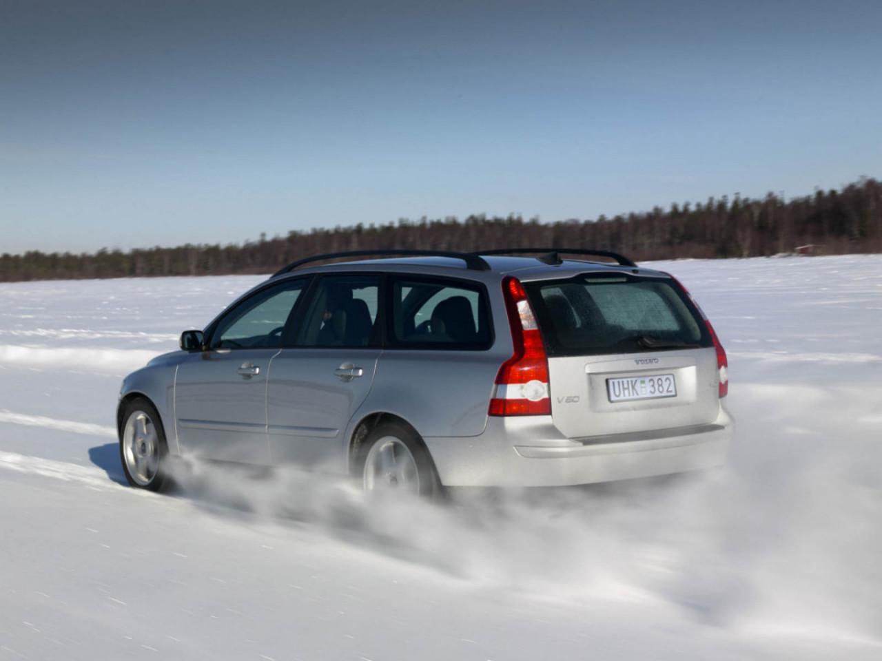 обои Volvo V50 вздыбая снег фото