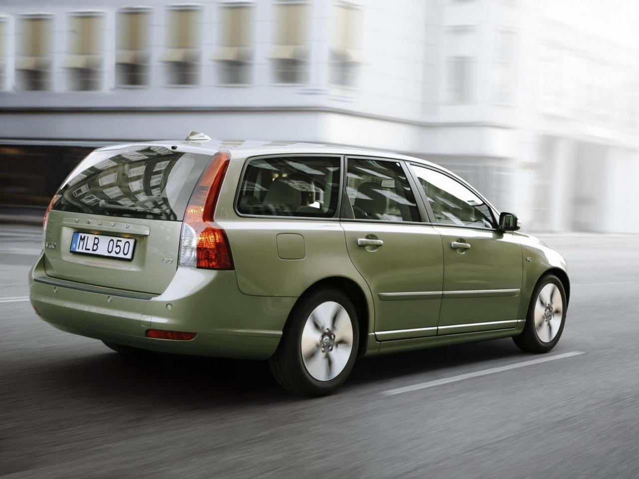 обои Volvo V50 в движении вид сзади фото