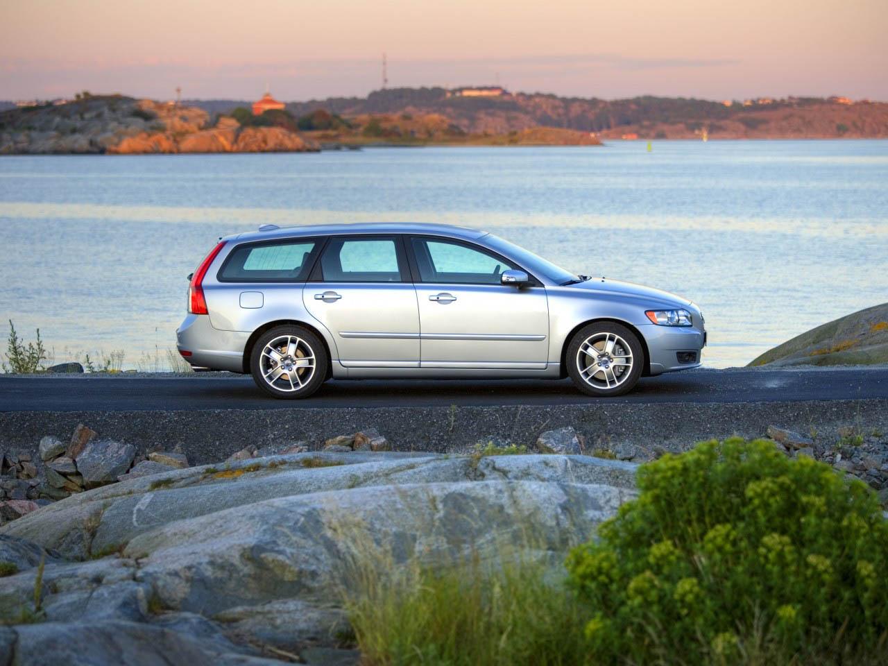 обои Volvo V50 на фоне залива фото