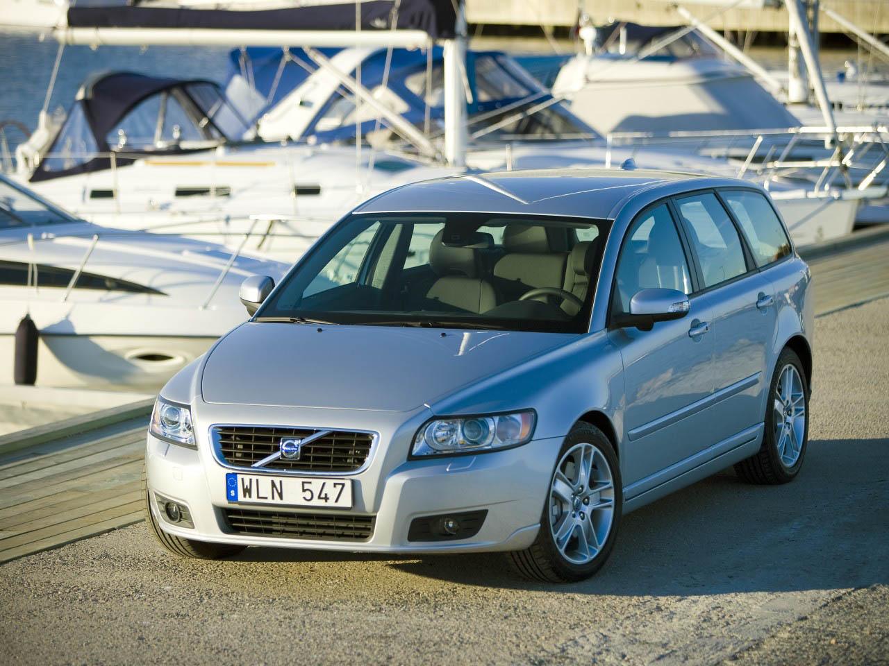 обои Volvo V50 у причала фото