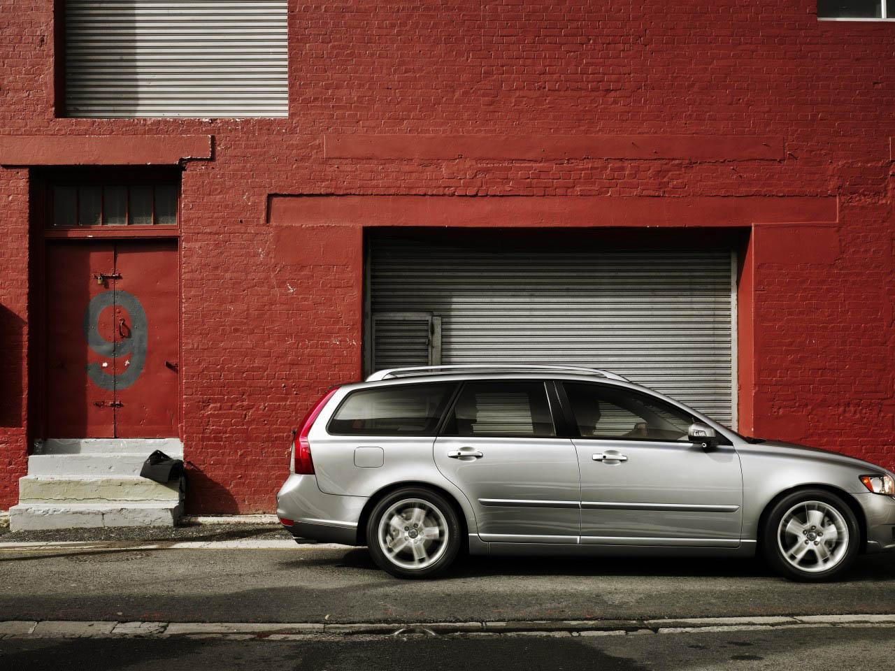 обои Volvo V50 у гаража фото