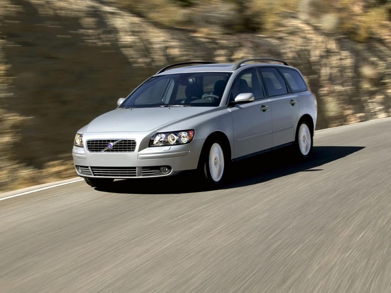 обои Volvo V50 в движении фото