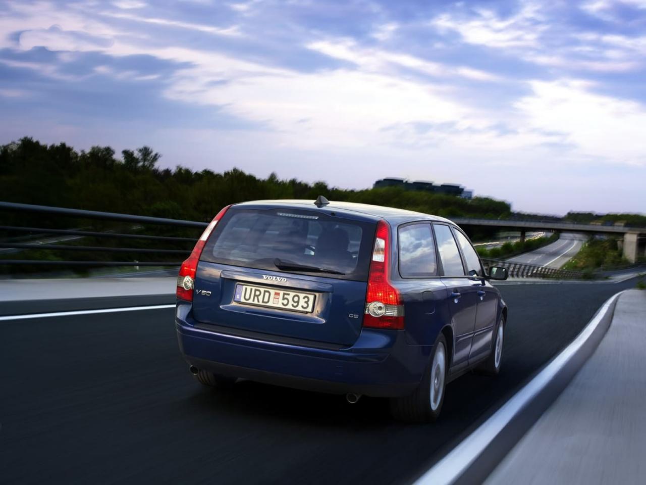 обои Volvo V50 в движении вид сзади фото