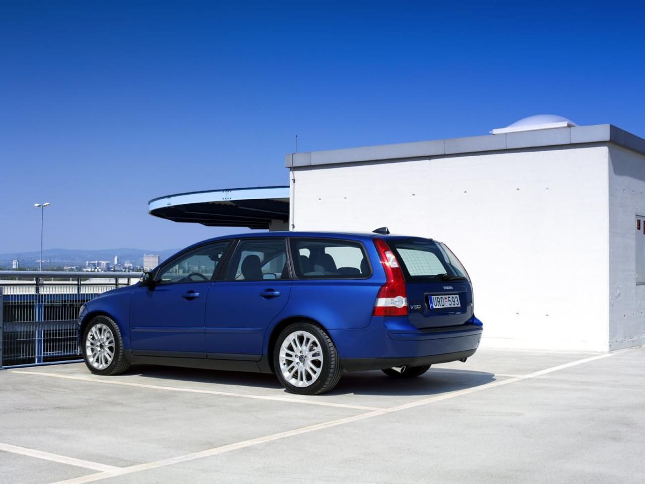 обои Volvo V50 на парковке фото