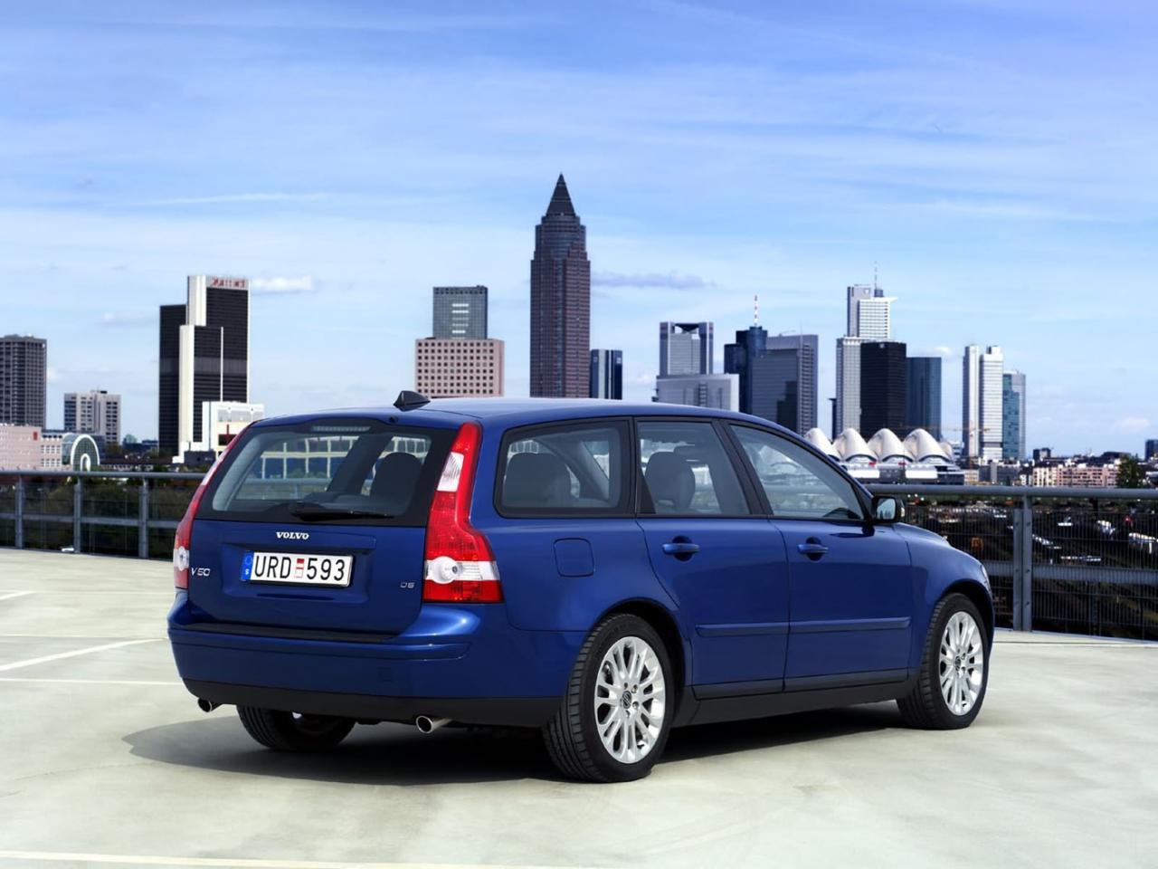 обои Volvo V50на фоне города вид сзади фото