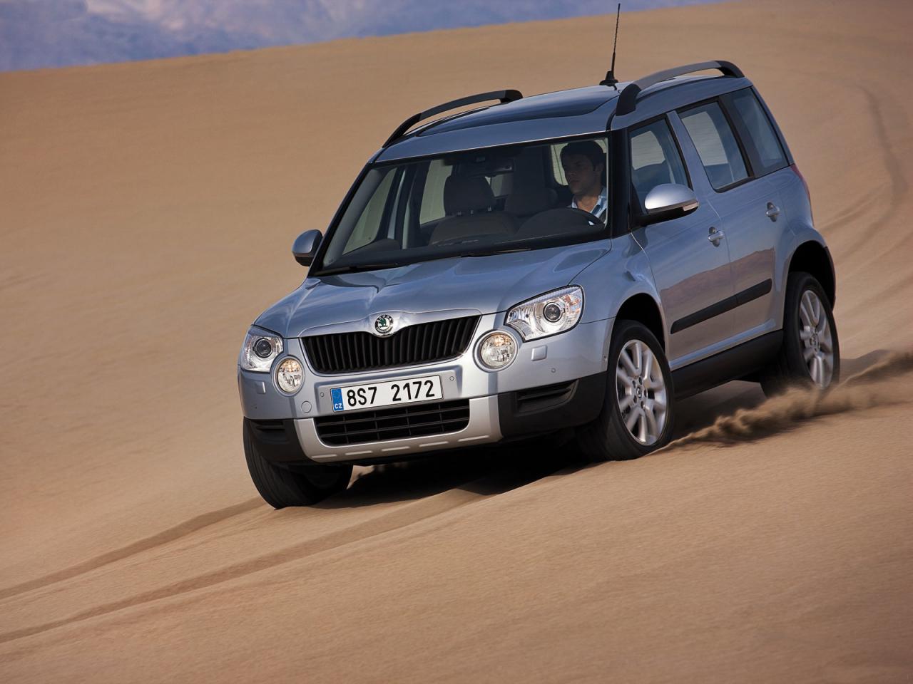 обои Skoda Yeti езда по пустынным пескам фото