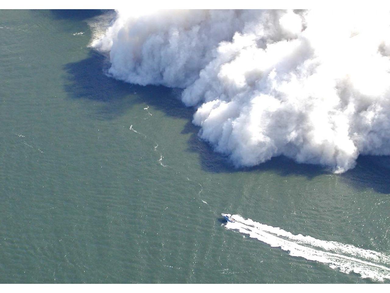 обои Маленькая яхта и цунами фото