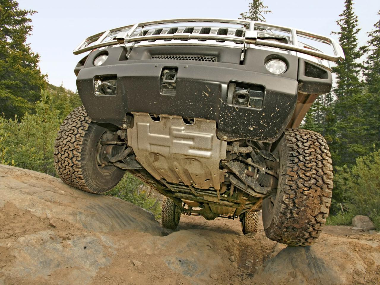 обои Hummer H2 SUT Rocks Undercarriage фото