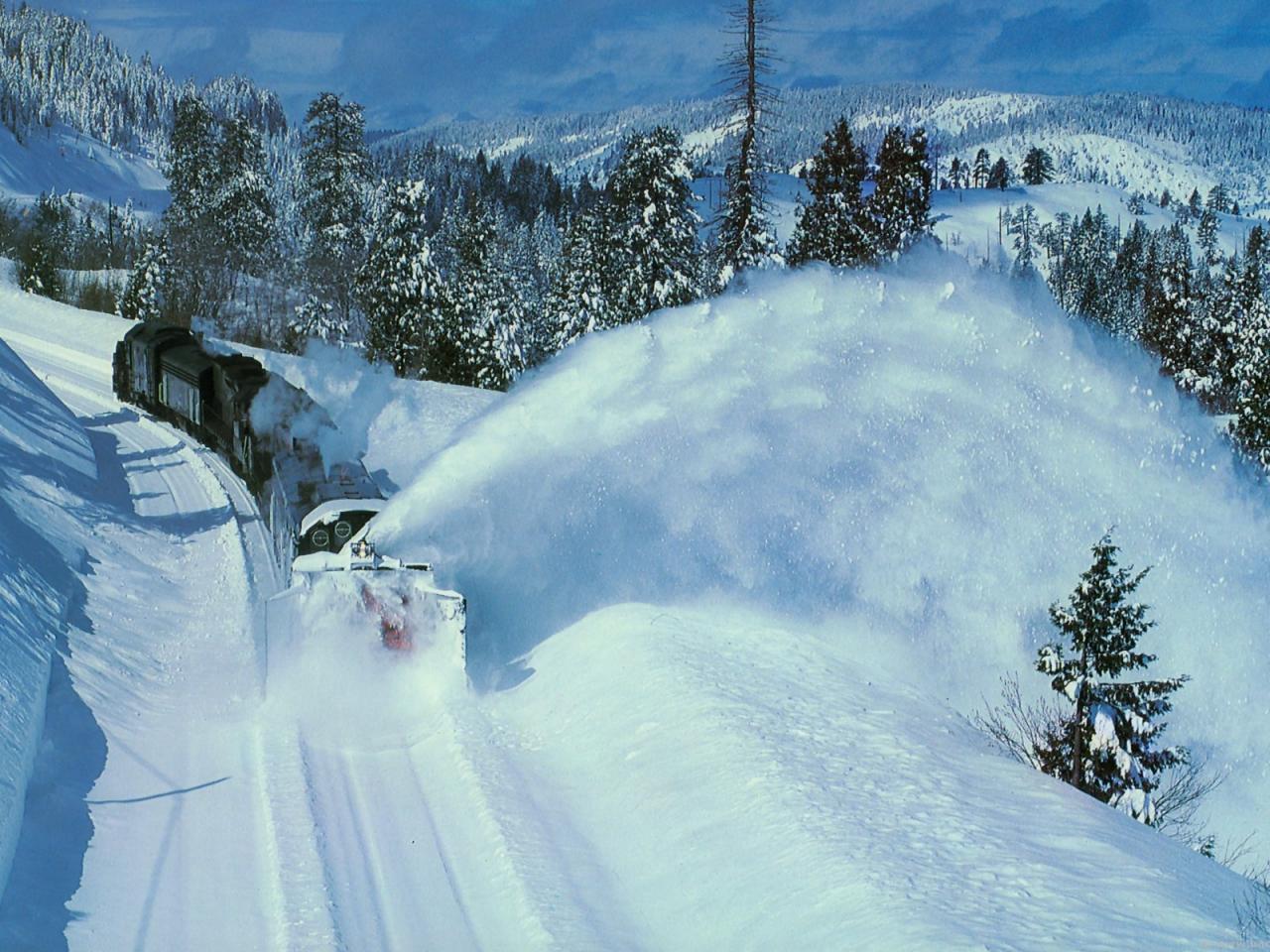 обои Поезд разгребающий снег с дороги фото