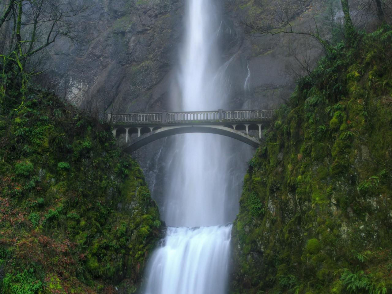 обои Мост у водопада фото