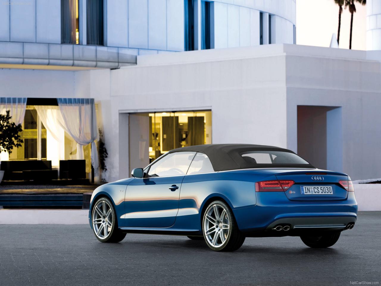 обои Синяя Audi-S5 Cabriolet на фоне здания фото