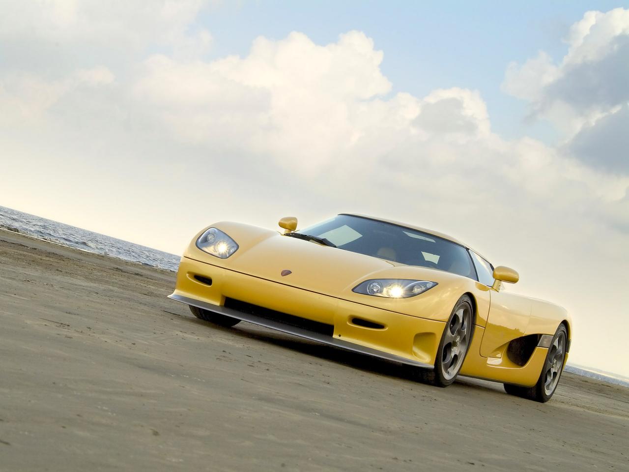 обои Koenigsegg CCR Yellow SA Beach фото