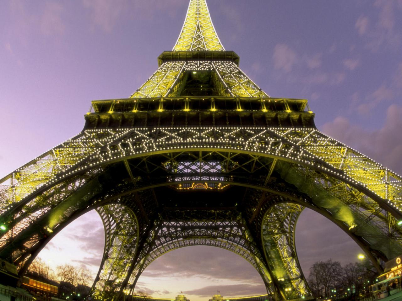 обои Eiffel Tower From Below, фото