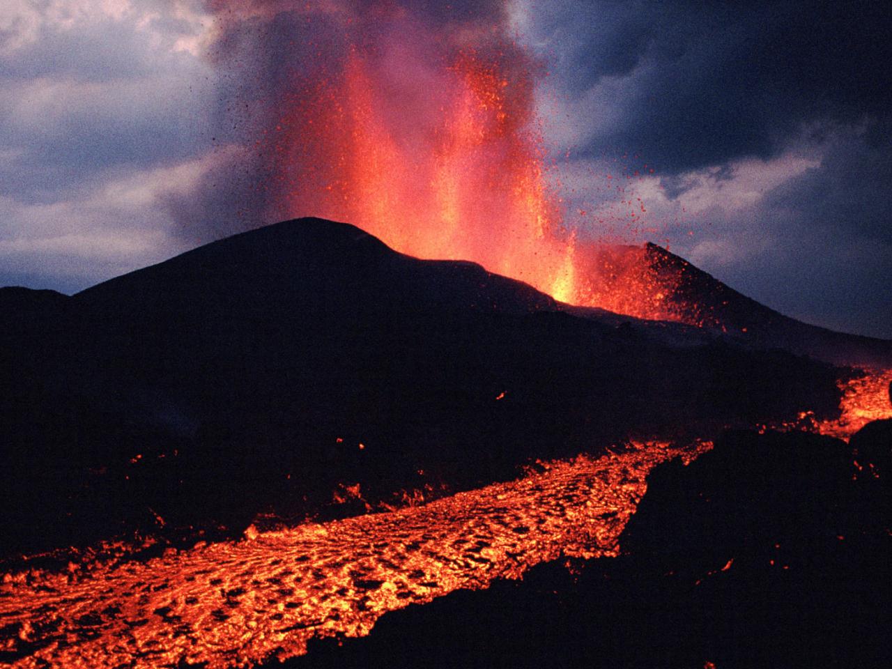 обои Kimanura Volcano Erupting,   Virunga National Park,   Democratic Republic of the Congo фото