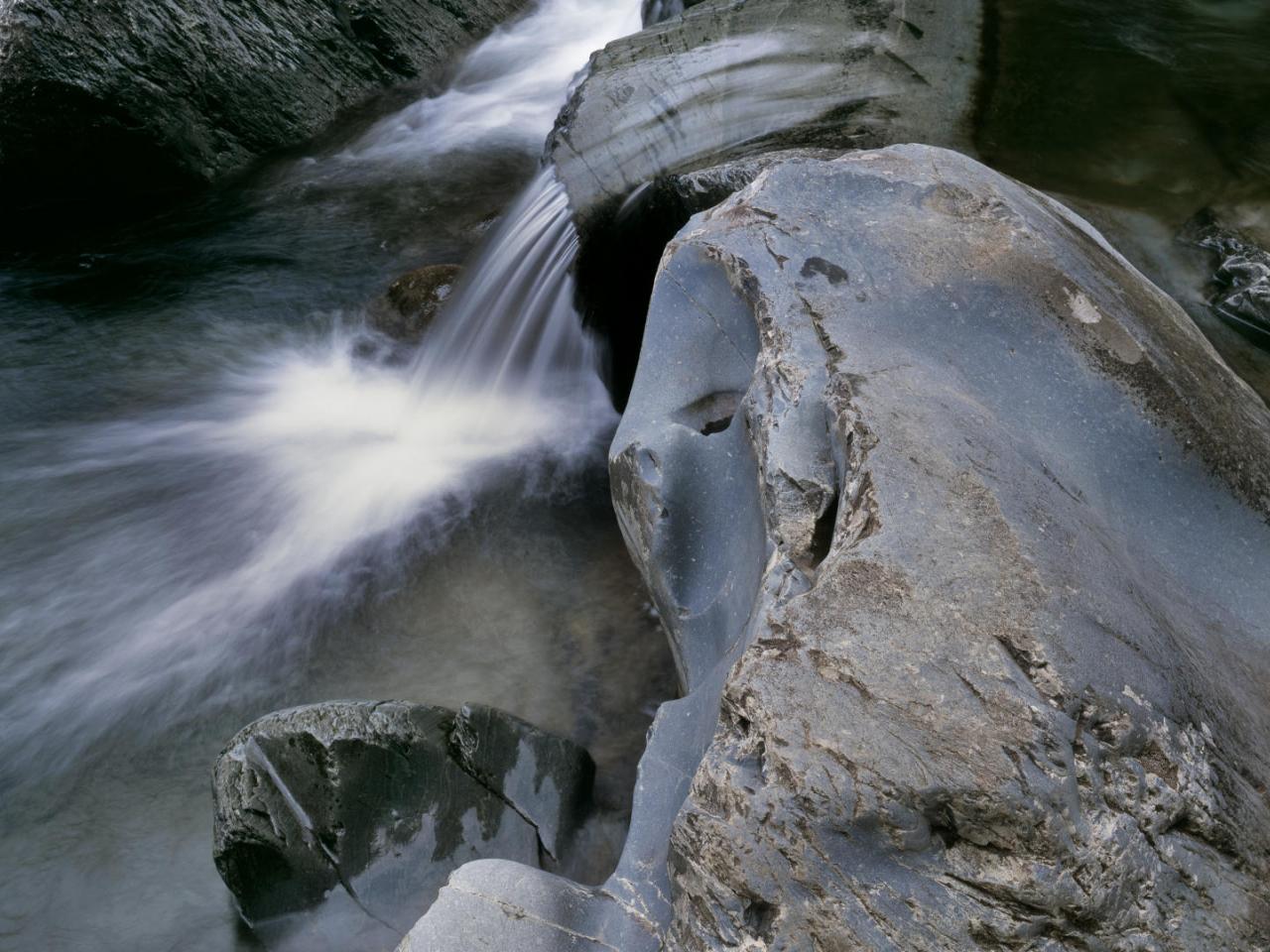 обои Waterfall and Rock фото