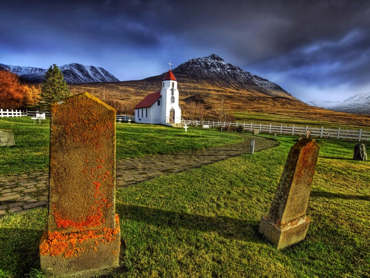 обои Iceland Landscape The Orange Mold on the Churchyard Tombstones фото