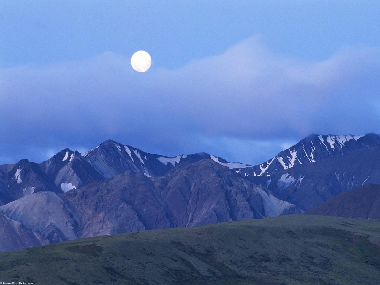 обои Moonrise Over the Alaskan Range фото