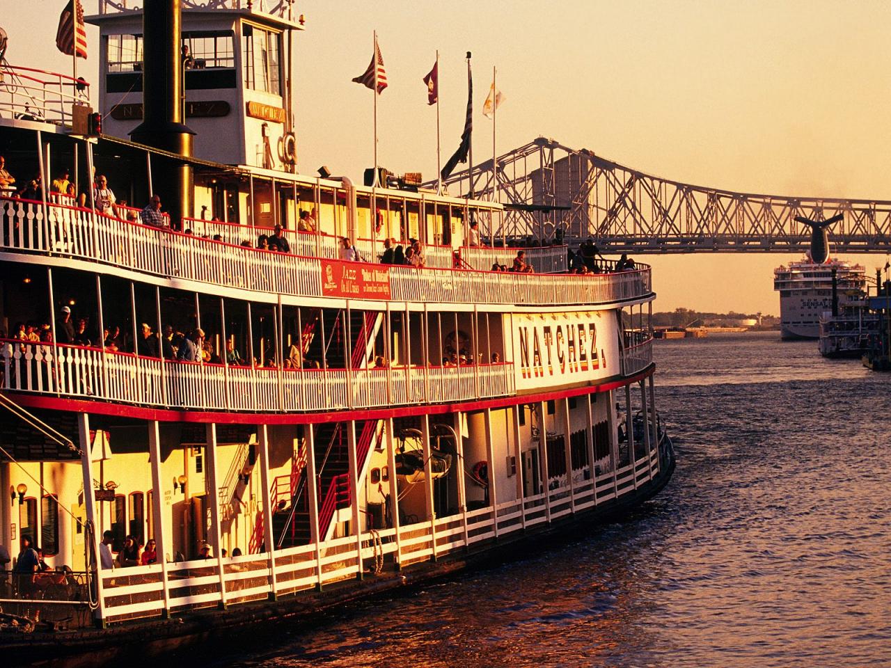 обои Paddlewheeler Natchez Docking at the Riverwalk,   New Orleans,   Louisiana фото