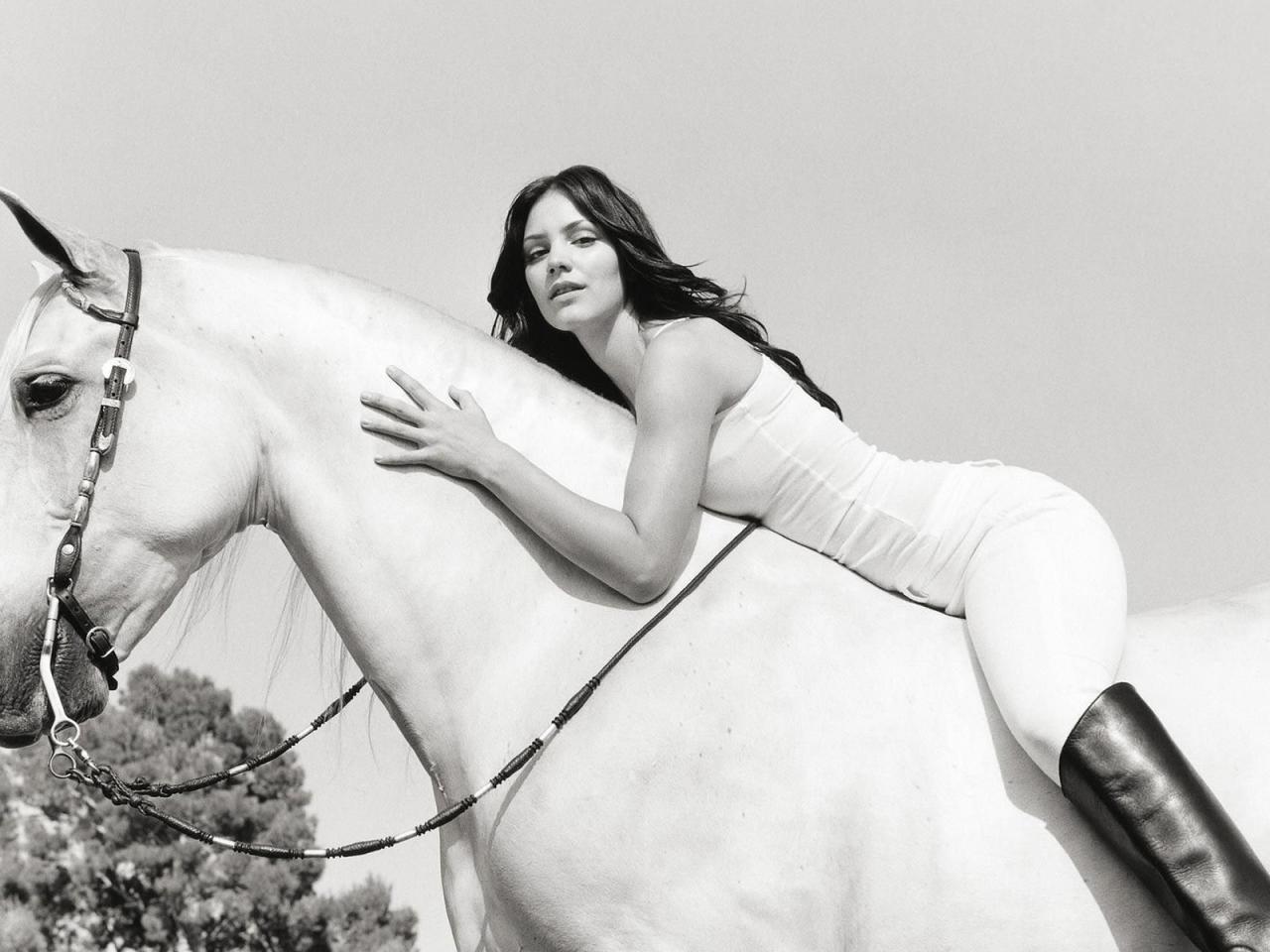 обои Katharine mcphee on a horse фото