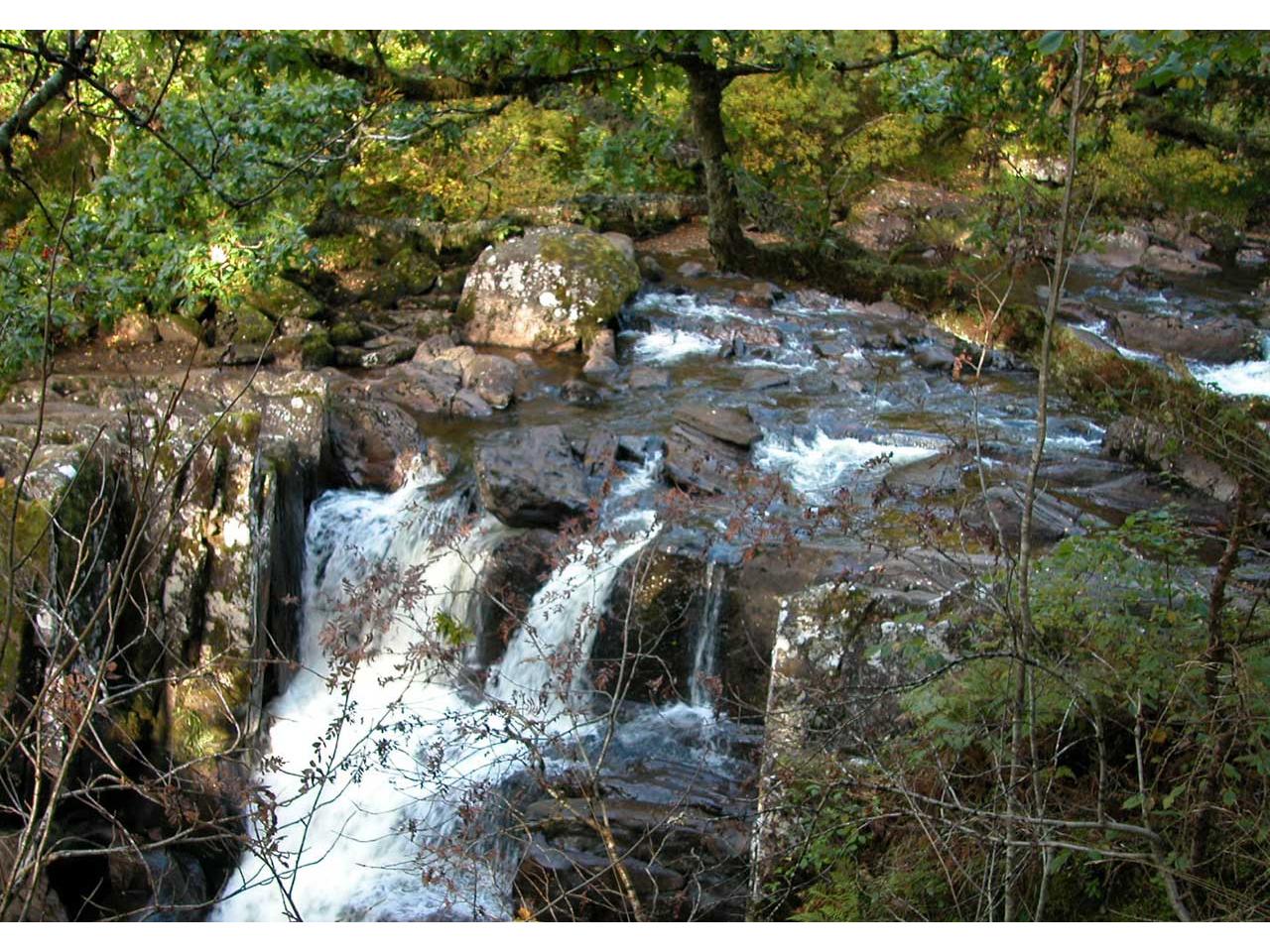 обои камни и водопад фото