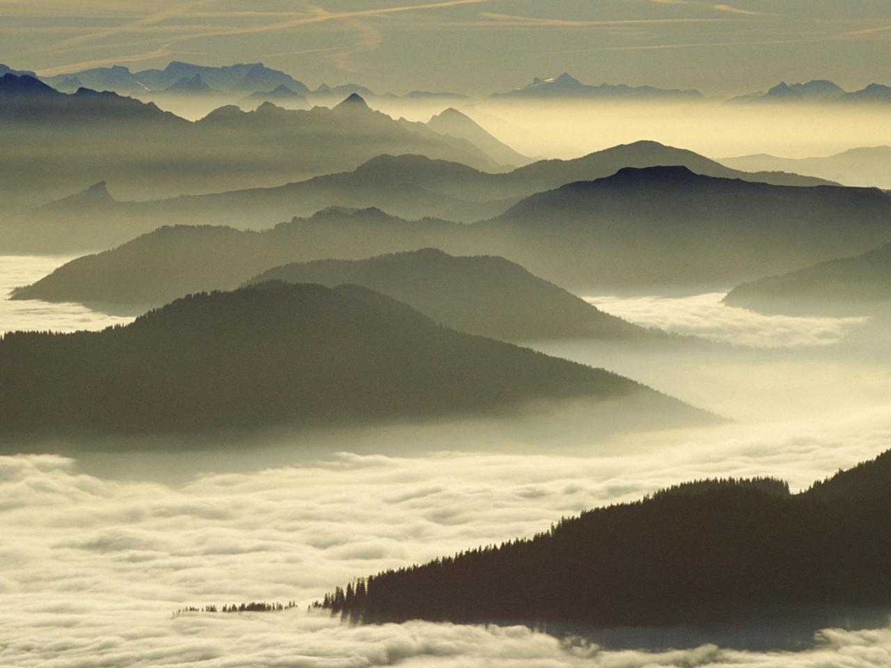 обои Foggy Valleys,   Glaubenberg Area,   Mount Pilatus,   Canton of Lucerne,   Switzerland фото