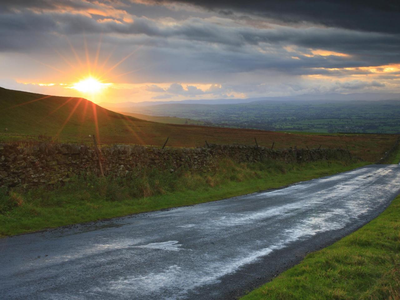 обои Traveling Through Pennines at Sunset,   North Yorkshire,   England фото