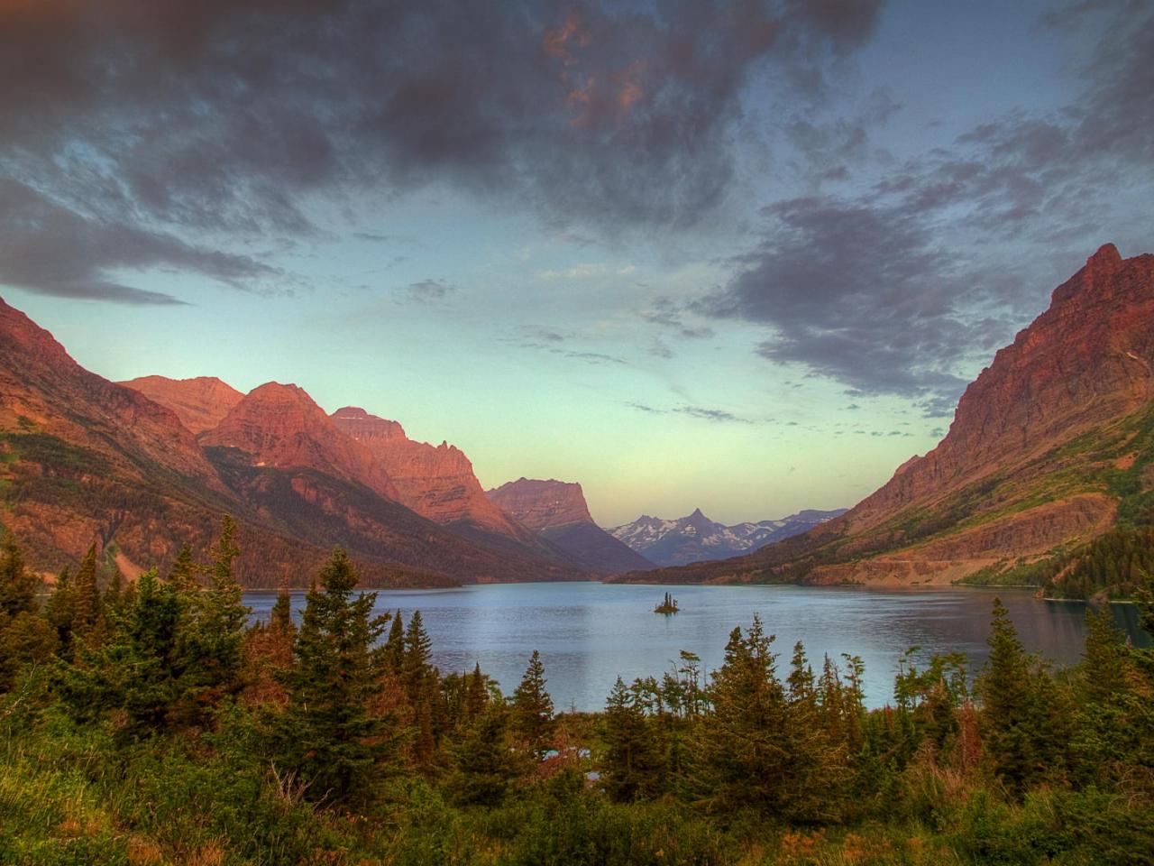 обои Wild Goose Island on Saint Mary Lake at Sunrise,   Glacier National Park,   Montana фото