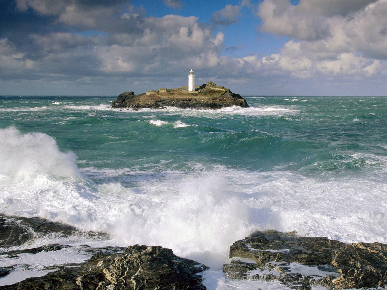 обои Godrevy Lighthouse and Rough Seas,   Cornwall,   England фото